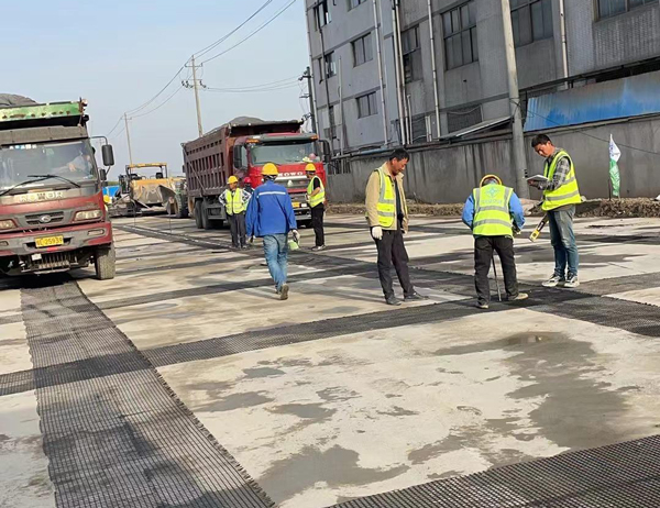 阿里老材料的新故事：玻璃纤维土工格栅如何在‘白改黑’浪潮中重获新生？